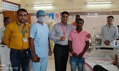 POSITIVE NEWS : नीमच मेडिकल कॉलेज का नवाचार,पहले डीन डॉ घनघोरिया मरीज को लगाया गले,फिर हेलमेट दे किया विदा,क्या है डॉक्टर्स की ये पहल,पढ़े खबर में