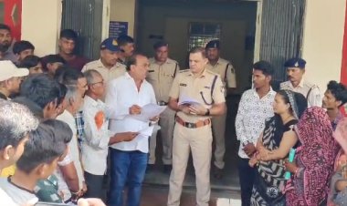 NEWS : युवक को झूठे प्रकरण में फंसाने का आरोप, परिजन और समाजजन पहुंचे SP कार्यालय, ज्ञापन सौंप न्याय की मांग, क्या है मामला...! पढ़े खबर