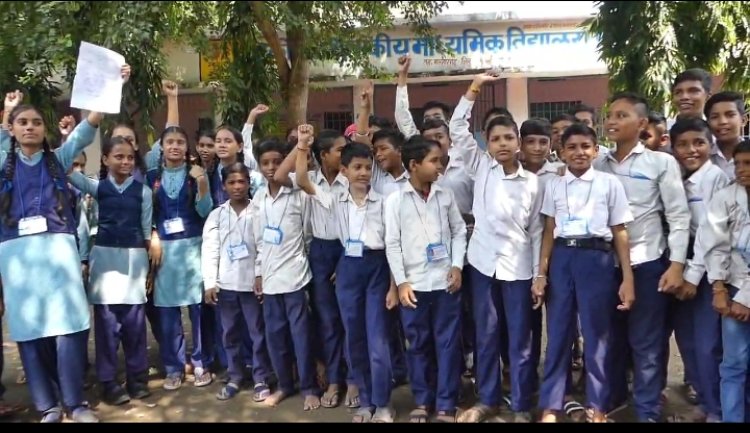 BIG NEWS- पिपलियामंडी शिक्षिका विभा जैन का हुआ ट्रांसफर,तो आया छात्रों मे रोष, पढ़ाई रोककर किया विद्यालय के बाहर विरोध प्रदर्शन,साथ की जमकर नारेबाजी, कही भूख हडताल की बात ,पढ़े नरेंद्र राठौर की खबर