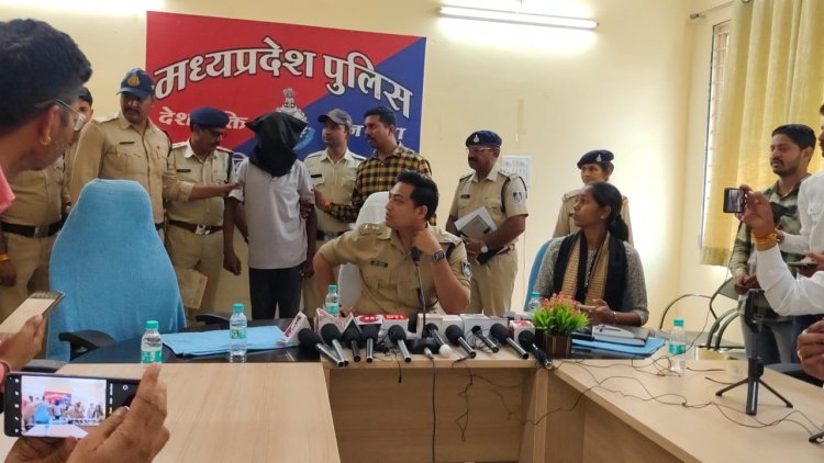 BIG BREAKING : नीमच का आदिवासी बेल्ट रतनगढ़ क्षेत्र,और यहाँ बच्चे चोर का बड़ा खौफ,दो बच्चो को उठा ले गए बदमाश,फिर पुलिस आई एक्शन में,बच्चो को सुरक्षित पहुंचाया घर,तो आरोपी भग्गा को भी अब धरदबोचा,कई आपराधिक मामले इस पर,SP अंकित जायसवाल ने PC में किये बड़े खुलासे,पढ़े पवन राव शिंदे की ये खबर विस्तार से