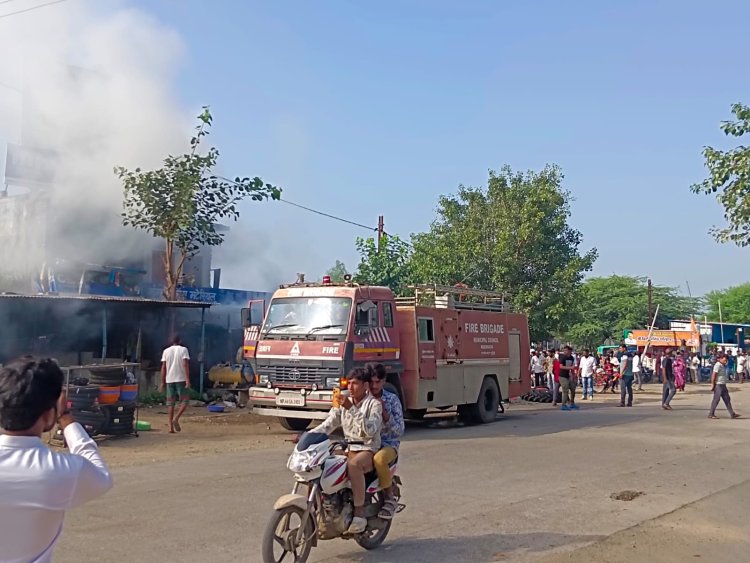 BIG BREAKING : नीमच के जवासा चौराहे पर बड़ा धमाका!मोके पर मची अफरा तफरी, फायर ब्रिगेड भी पहुंची, यु आग पर पाया काबू,पुलिसकर्मी भी तैनात,पढ़े ये खबर