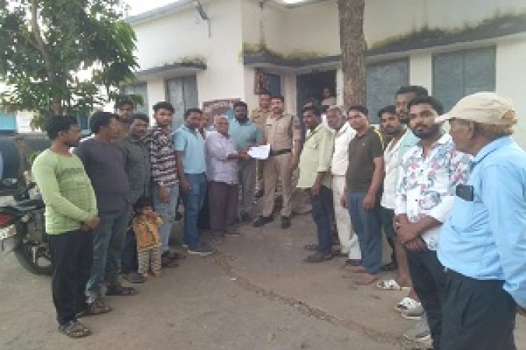 BREAKING NEWS। पिछले मंगलवार चीताखेडा युवती की आत्महत्या, करता था इरफान नामक युवक नाजायज रूप से परेशान, समाजजन सहित भारी भीड़ पहुंची चौकी,कानूनी कार्यवाही कर न्याय दिलाने की करी मांग,पढ़े खबर