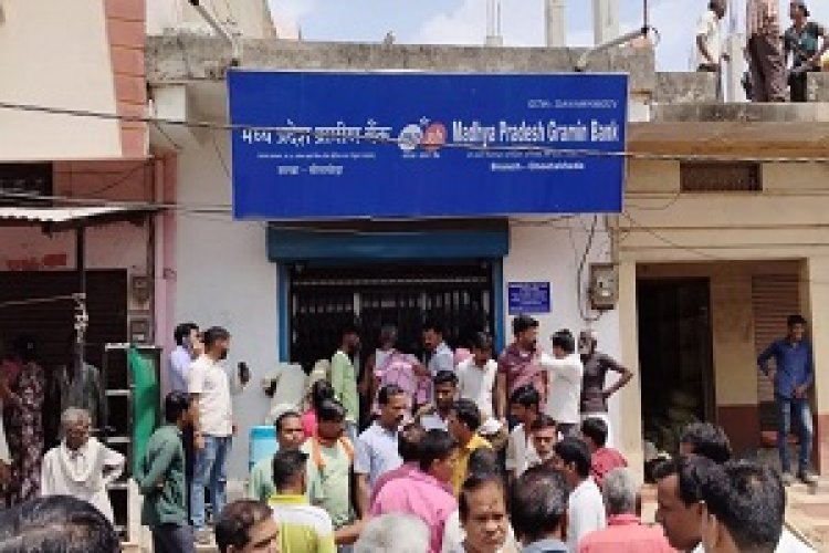 BIG BREAKING : चिताखेड़ा बैंक डकैती मामले से जुडी बड़ी खबर,पुलिस गिरफ्त मे आये बदमाश,एक आरोपी भागते समय घायल, SP आज दोपहर मे करेंगे खुलासा, पढ़े राजेश प्रपन्न की ये खबर