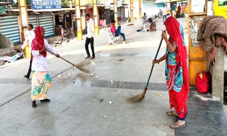NEWS : नीमच के प्रायवेट बस स्टैंड पर चला नगर पालिका का स्‍वच्‍छता अभियान, प्लास्टिक थैलिया-डिस्पोजल किए जप्त, चालान भी बनाए, पढ़े खबर