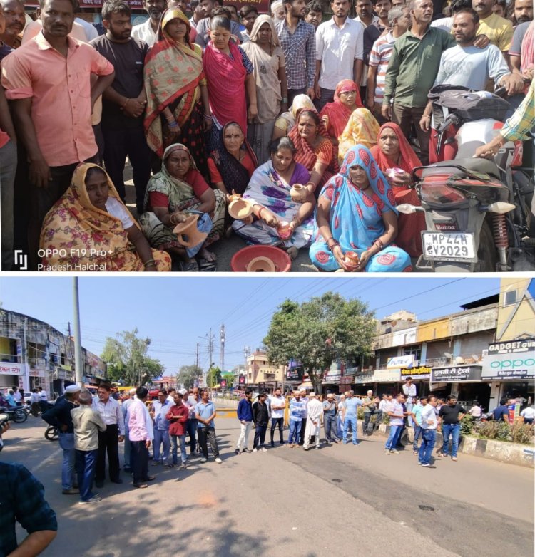 BIG NEWS : नीमच के 40 चौराहे पर जाम,स्थाई और अस्थाई दुकानदारों के मामले ने यु पकड़ा तूल,की सड़क पर आये लोग,अब प्रशासनिक अधिकारी पशोपेश में,पढ़े पवनराव शिंदे की ये खबर
