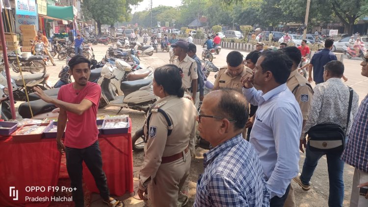 BIG NEWS :नीमच की सडको पर फिर ये विवाद अब भी,ये अस्थाई दुकानदार अब भी अड़े,SDM सहित प्रशसनिक अमला मोके पर,की जा रही ये कार्यवाही,पढ़े ये खबर