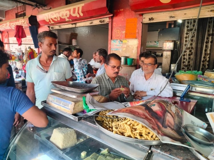 BIG NEWS : दीपावली के पहले खाद्य विभाग मुश्तैद,टीम ले रही सामग्रियों के नमूने,आज कुकड़ेश्वर में की कार्यवाही से मचा हड़कंप,कई लोग दुकाने बंद कर भाग निकले,पढ़े ये खबर