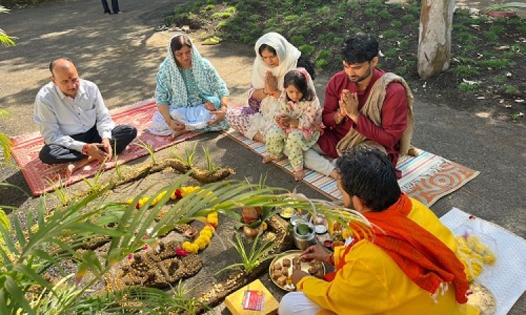 NEWS : कलेक्टर निवास पर गोवर्धन पूजन कार्यक्रम, DM चंद्रा ने परिवार सहित की पूजा-अर्चना, पढ़े खबर