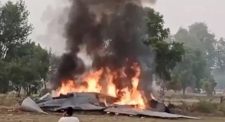BIG BREAKING : भारतीय वायु सेना का विमान क्रैश, आसमान में लगी आग, जमीन पर गिरते ही दिखा भयावाह दृश्य, पायलट सहित दो लोगों ने ऐसे बचाई जान, पढ़े खबर