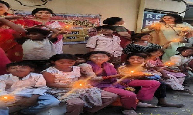 NEWS : महिला समन्वय शाखा ने बच्चों संग मनाई दीपावली, सामग्री की भेंट, लक्ष्मी प्रेमाणी ने कहां- शांति, एकता और ज्ञान का प्रकाश फैलाता ये पर्व, पढ़े खबर