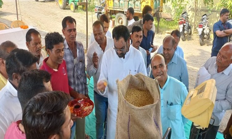 NEWS : हाड़ी पिपल्या गांव में सोयाबीन समर्थन मूल्य खरीदी केंद्र का शुभारंभ, किसानों का किया सम्मान, तो विधायक मारु ने अधिकारियों को दिए ये निर्देश, पढ़े खबर
