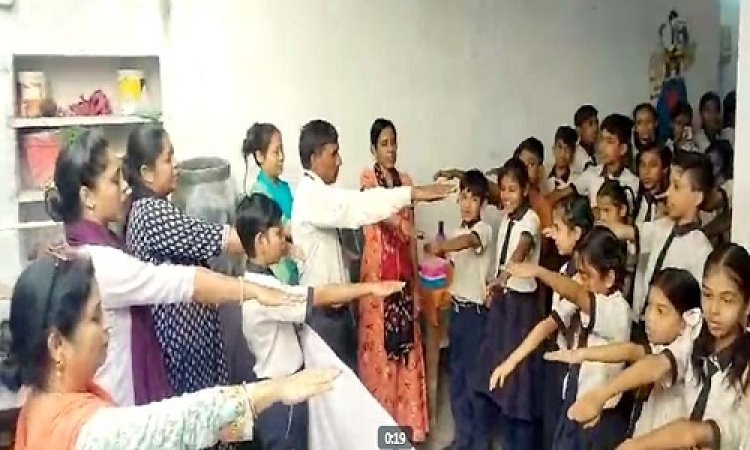 NEWS : गाडोलिया बस्ती और ग्वालटोली स्थित स्कूल पहुंची टीम, बच्चों को दिलाई शपथ, स्वच्छता के प्रति किया जागरूक, नीमच में ये अभियान लगातार जारी, पढ़े खबर