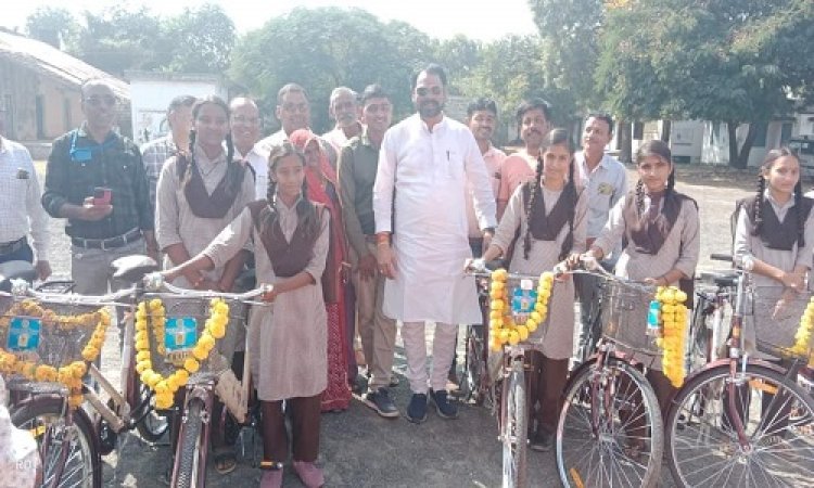 NEWS : स्कूली छात्राओं की राह हुई आसान, 30 से ज्यादा साइकिल की वितरित, महागढ़ के शासकीय विद्यालय में विशेष कार्यक्रम संपन्न, पढ़े मनीष जोलान्या की खबर