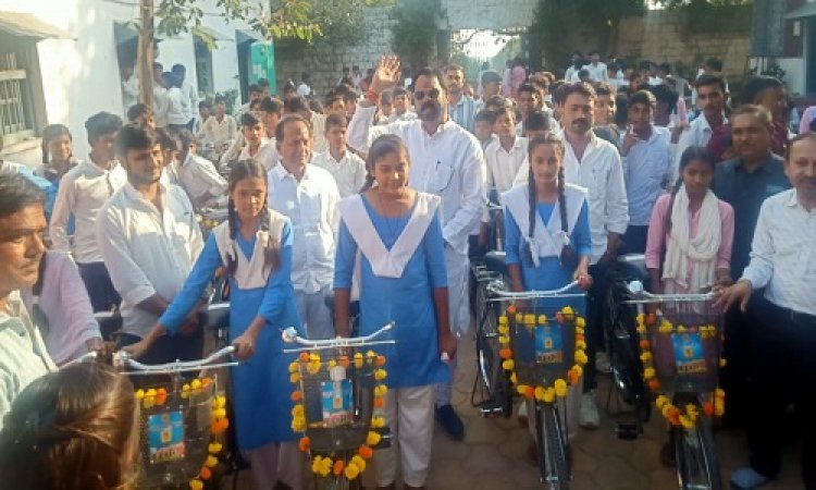 NEWS : रामपुरा में विद्यार्थियों को साइकिल का वितरण, विधायक मारु बोले- शिक्षा को बढ़ावा एवं छात्रों का भविष्य बनाना ही सरकार का लक्ष्य, पढ़े रुपेश सारू की खबर