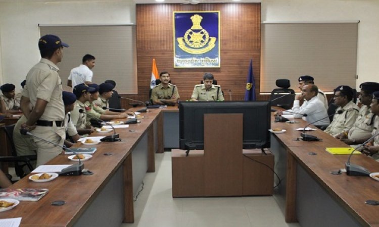 NEWS : मंदसौर पुलिस कप्तान अभिषेक आनंद ने ली बैठक, समंस/वारंट तमिल के संबंध में चर्चा, इन्हें दिए विशेष दिशा निर्देश, पढ़े खबर