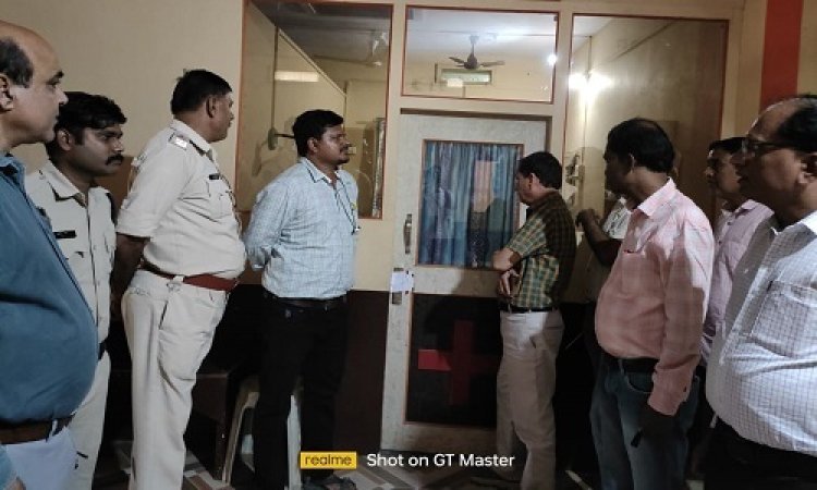 NEWS : जनसुनवाई में पहुंची शिकायत, तो जिला कलेक्टर हिमांशु चंद्र के निर्देश, फिर गांव में पहुंची टीम, और दवाखाना किया सील, स्वास्थ्य विभाग की ताबड़तोड़ कार्यवाही, पढ़े खबर