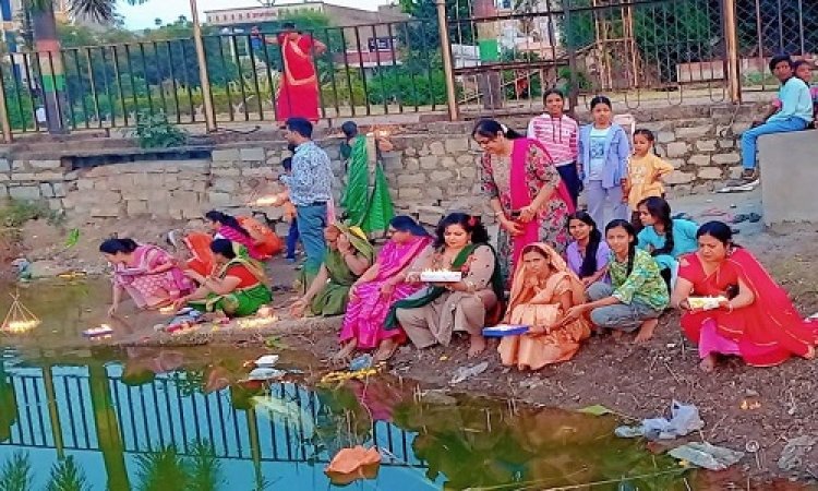 NEWS : महिला समन्वय शाखा ने मनाया देव दीपावली पर्व, जल में तैराए दीप, क्या है मान्यता, पढ़े खबर में