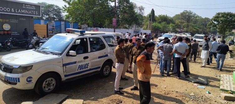 BIG BREAKING : नीमच सिटी रोड़ पर फिर बवाल, अतिक्रमणकर्ताओं ने उखाड़ी प्री-कास्ट, फिर मौके पर पहुंचे प्रशासनिक और पुलिस अधिकारी, हुआ ये...! पढ़े खबर