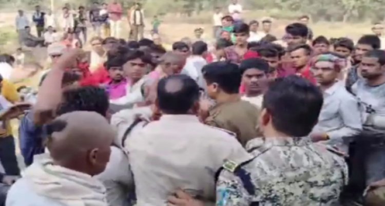 OMG ! हादसे में व्यक्ति की मौत, परिजनों ने किया हाईवे जाम, महिला टीआई ने जड़ा थप्पड़, फिर एक्शन का रिएक्शन, युवक ने भी ऐसे दिया तमाचे का जवाब, मच गया बवाल, पढ़े खबर