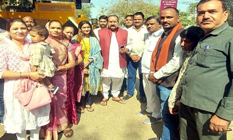 NEWS : नीमच सिटी में विधायक परिहार के हाथों हुआ 22 लाख के डामरीकरण कार्य का शुभारंभ, नपाध्यक्ष स्वाति चौपड़ा बोली- विपक्ष के झूंठे आरोपों से विकास का क्रम रूकने वाला नहीं, पढ़े खबर