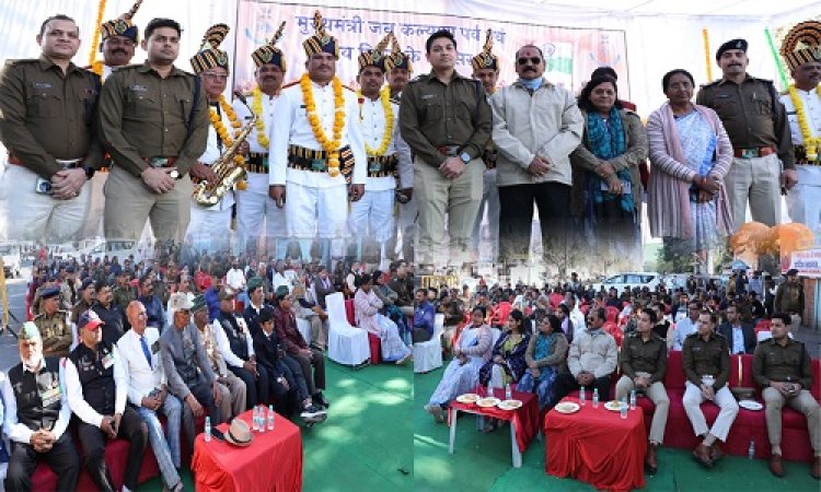 BIG NEWS : मुख्यमंत्री जनकल्याण पर्व एवं विजय दिवस, राष्ट्रभक्ति के गीतों से गुंजा नीमच, इस चौराहे पर पुलिस बैंड की शानदार प्रस्तुति, एसपी अंकित जायसवाल ने बताया उद्देश्य, पढ़े खबर