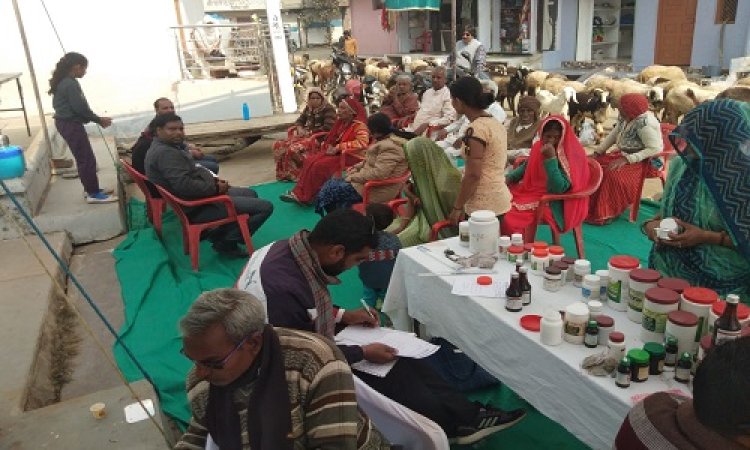 NEWS : प्रशासन गांव की और अभियान, नीमच के इस गांव में आयुर्वेद चिकित्सा शिविर संपन्न, स्वास्थ्य परीक्षण के साथ बीपी और शुगर की भी जांच, इन्होने दिया उचित परामर्श, पढ़े खबर