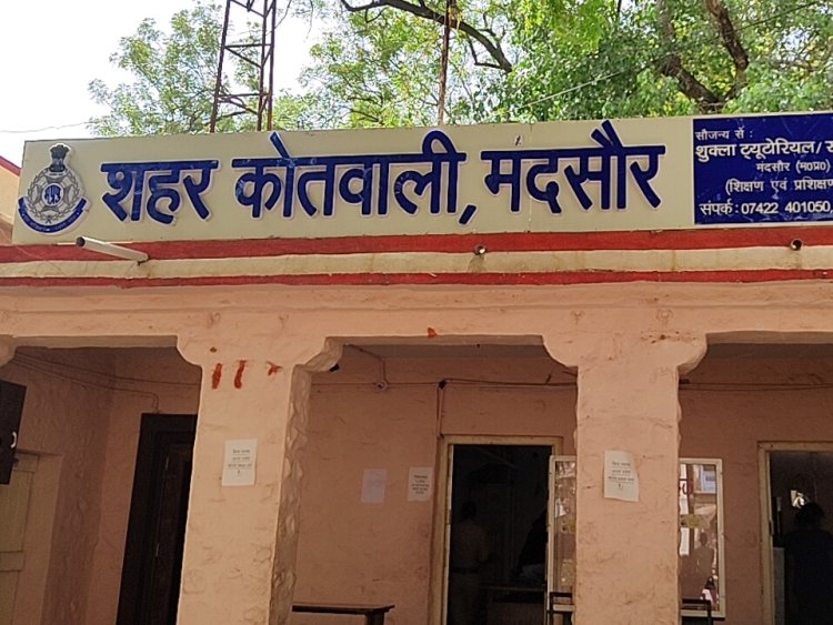 BIG NEWS : 12 चक्का ट्रक में नशे का सामान, और प्रतापगढ़ साइड से जावरा तरफ का सफर, सुचना पर मंदसौर पुलिस ने की घेराबंदी, डोडाचूरा की खैप जप्त, तो तस्कर मोहम्मद शमीम भी चढ़ा हत्थे, अब मोबाइल से खुलेंगे ये राज, पढ़े खबर