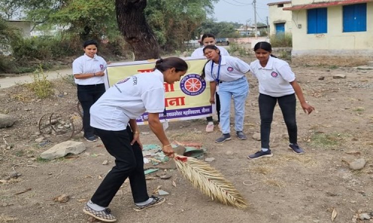 NEWS : जाजू कन्या महाविद्यालय की छात्राएं पहुंची बरुखेड़ा गांव, नुक्कड़ नाटक के साथ ग्रामीणों को किया जागरूक, स्वच्छता का दिया संदेश, पढ़े खबर