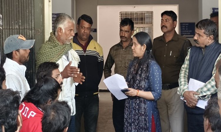 BIG NEWS : पेड़ पर लटकी मिली लाश, हत्या और आत्महत्या के बीच उलझी गुत्थी, आज परिजन और ग्रामीण पहुंचे एसपी कार्यालय, ज्ञापन देते हुए किया बड़ा खुलासा, मामला डीकेन चौकी क्षेत्र का, पढ़े खबर