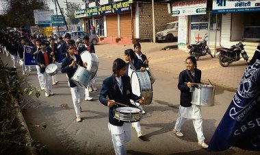 NEWS : 9 किलोमीटर पैदल चले विद्यार्थी, शोभायात्रा में अनुशासन व संस्कारों का दिया संदेश, झांकी में झलकी भारतीय संस्कृति, पढ़े खबर