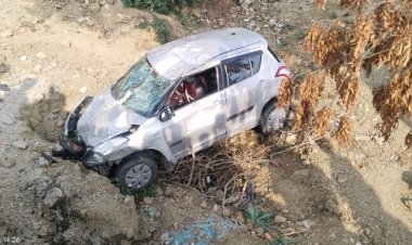 BIG NEWS : कार असंतुलित होकर हुई दुर्घटनाग्रस्त, इतने लोग घायल, फिर मौके पर पहुंची डायल हंड्रेड, और पहुंचाया अस्पताल, मामला रामपुरा थाना क्षेत्र का, पढ़े खबर