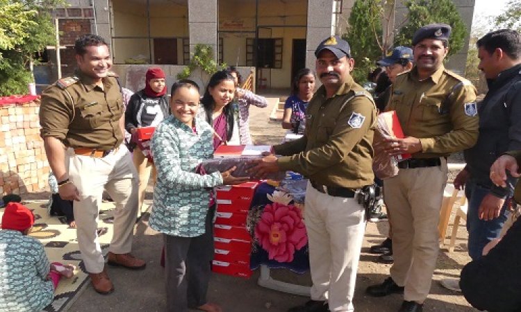 BIG NEWS : पिपलियामंडी पुलिस का मानवीय चेहरा, इन खास पलों से की नए साल की शुरुवात, देशभक्ति-जनसेवा का दिया संदेश, जिसने भी पढ़ा-देखा-सुना, तो बोला वाह...! पढ़े खबर