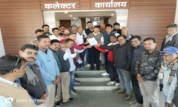 NEWS : पत्रकार चंद्राकर की जघन्य हत्या से उपजा आक्रोश, आरोपियों को फांसी की सजा देने, और पत्रकार सुरक्षा कानून की मांग, नीमच जिला प्रेस क्लब ने सौंपा ज्ञापन, पढ़े खबर