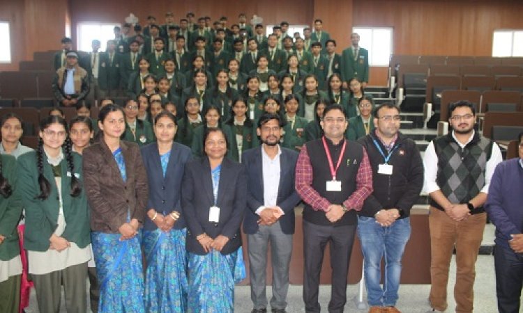 NEWS : स्कूली विद्यार्थियों ने किया मेडिकल कालेज का भ्रमण, इन्होंने दी विभिन्न विभागों की जानकारी, फिर पौधारोपण कर दिया ये संदेश, पढ़े खबर