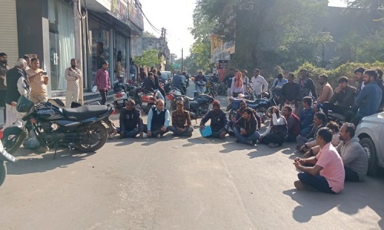 BIG NEWS : अक्षय क्रेडिट कॉ-आपरेटिव सोसायटी पर फर्जीवाड़े का आरोप, सड़क पर बैठे कई ग्राहक, और घंटों तक चला हंगामा, क्या है पूरा मामला...! पढ़े मनीष जोलान्या की ये खबर