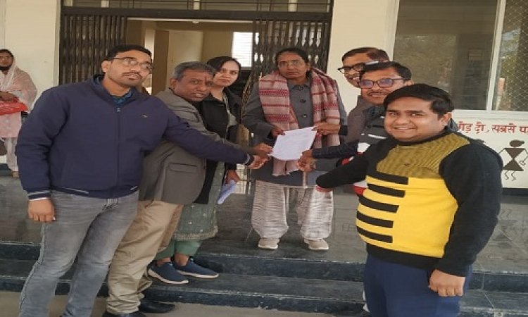 BIG NEWS : संवर्ग की महिला साथी पर अमर्यादित टिप्पणी, कनिष्ठ प्रशासनिक सेवा के अधिकारियों में आक्रोश, सामूहिक अवकाश के साथ विरोध, सौंपा ज्ञापन, पढ़े खबर