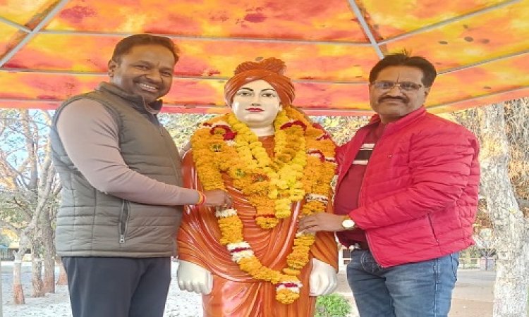 NEWS : राष्ट्रीय युवा दिवस, स्वामी विवेकानंद की प्रतिमा पर किया माल्यार्पण, याद करते हुए बताया योगदान, पढ़े खबर