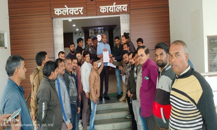 NEWS : आउटसोर्स, संविदा और अस्थायी सहित इन कर्मचारियों ने भरी हुंकार, सीटू के बैनर तले सौंपा ज्ञापन, न्यूनतम वेतन सहित ये आदेश जारी करने की मांग, पढ़े खबर