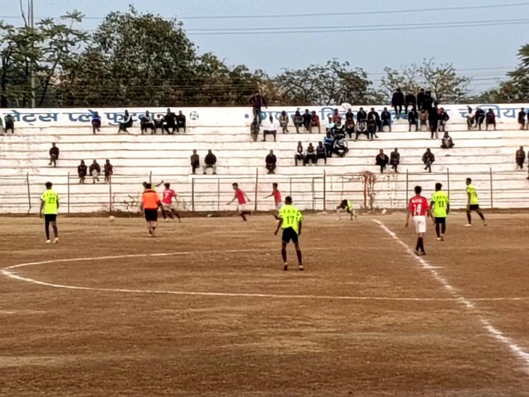 BIG NEWS : गणतंत्र दिवस फुटबाल स्पर्धा, फ्रेण्ड्स यूनियन का अगले दौर में प्रवेश, तो होंगे दो मैच, इन टीमों के बीच होगा कड़ा मुकाबला, तो ये होंगे मुख्य अतिथि, पढ़े खबर