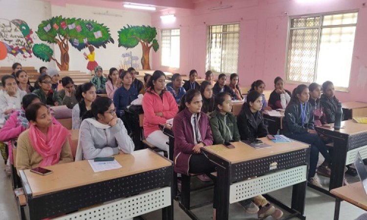 NEWS : जाजू कन्या महाविद्यालय में दो दिवसीय सेमिनार सम्पन्न, छात्राओं को NIS के प्रतिनिधि अनुराग सक्सेना ने किया संबोधित, पढ़े खबर