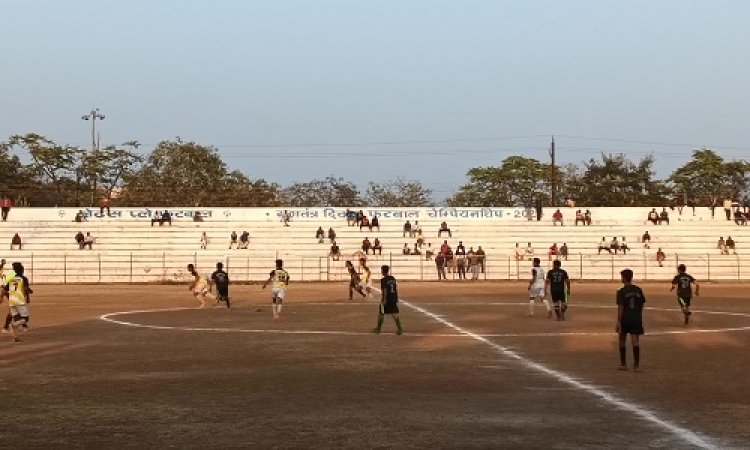 BIG NEWS : गणतंत्र दिवस फुटबाल स्पर्धा, ग्वालटोली का सेमी फायनल में प्रवेश, बुधवार को अंतिम क्वार्टर फाइनल, इनके बीच होगा कड़ा मुकाबला, तो ये होंगे मुख्य अतिथि, पढ़े खबर