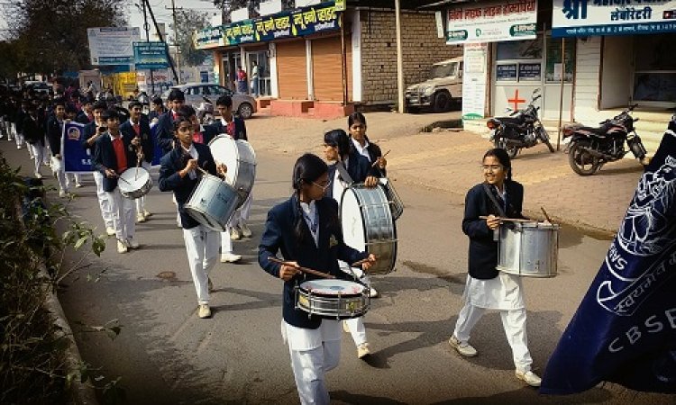 NEWS : 9 किलोमीटर पैदल चले विद्यार्थी, शोभायात्रा में अनुशासन व संस्कारों का दिया संदेश, झांकी में झलकी भारतीय संस्कृति, पढ़े खबर