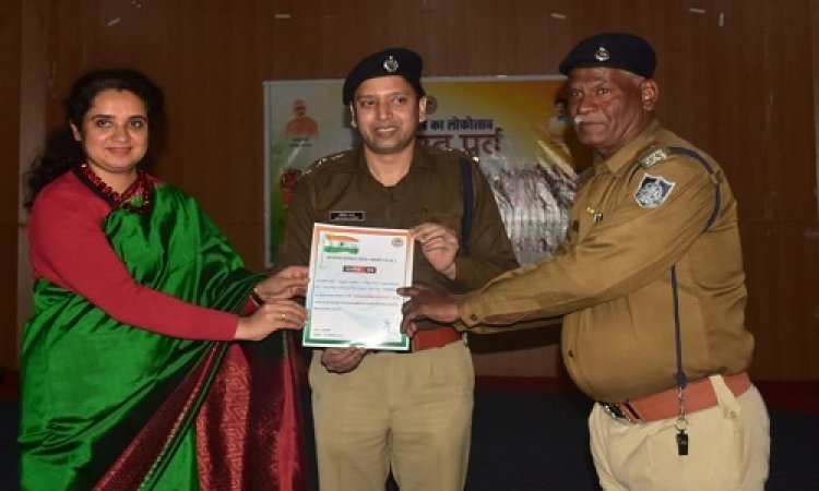BIG NEWS : अपने दायित्वों का उत्कृष्ट निर्वहन, अब इन पुलिस अधिकारी-कर्मचरियों को मिला फल, कलेक्टर और एसपी ने कुछ यूं किया सम्मानित, पढ़े खबर