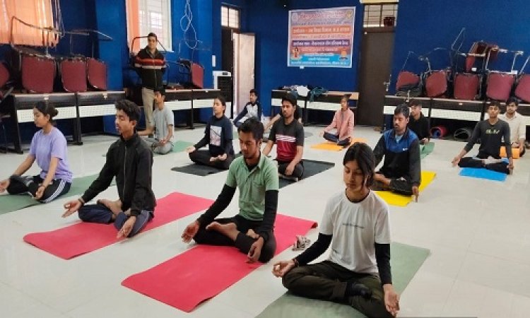 NEWS : नीमच में छ: दिवसीय ऑनलाइन योग प्रशिक्षण शिविर, आज इन आसनों का एवं प्राणायाम का कराया अभ्यास, पढ़े खबर