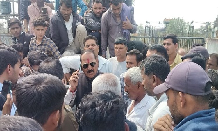BIG NEWS : लाइनमैन ने कहां, तो पोल पर चढ़ा युवक, अचानक करंट की चपेट में आया, आक्रोशित ग्रामीणों के बीच पहुंचे जिला पंचायत अध्यक्ष, फिर एक्शन में आएं सज्जन भाईजी, आखिर किस पर हुई बड़ी कार्यवाही, घटना सेमली मेवाड़ गांव की, पढ़े ये खबर