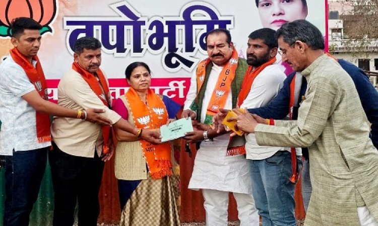NEWS : भाजपा के लक्ष्य पर खरा उतरा नीमच का दक्षिण मंडल, आजीवन सहयोग निधि सबसे पहले की भेंट, विधायक परिहार ने कहीं ये बात, पढ़े खबर