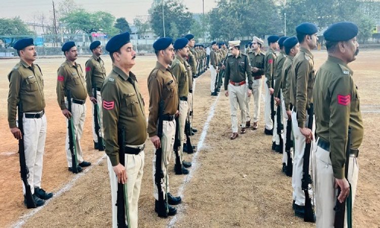 BIG NEWS : पुलिस लाइन कनावटी में जनरल परेड, निरिक्षण करने पहुंचे एएसपी सिसोदिया, एमटी एवं आरमोरी को भी देखा, इन अधिकारियों-कर्मचारियों को किया पुरस्कृत, पढ़े खबर