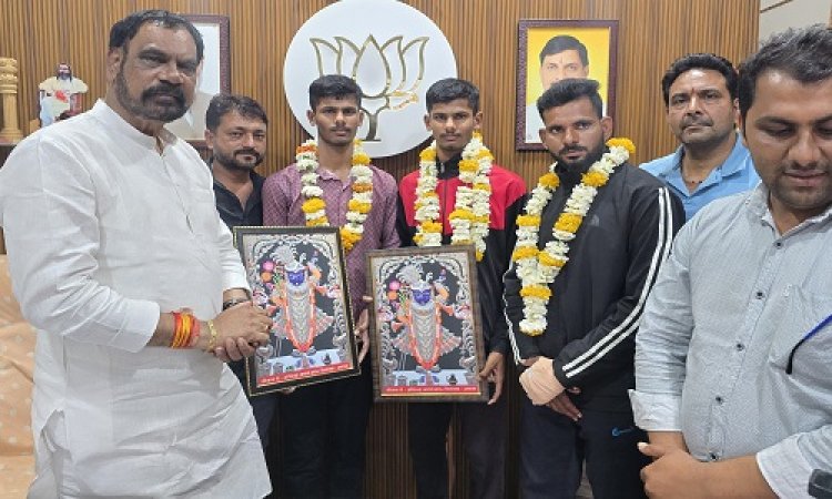 NEWS : नेशनल एथलेटिक्स में गोल्ड मेडल विजेताओं का विधायक मारु ने किया सम्मान, पुष्प मालाओं से स्वागत भी, पढ़े खबर