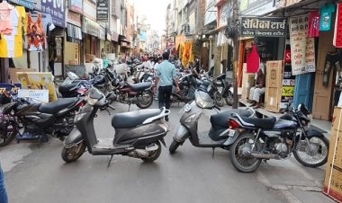 BIG NEWS : घंटाघर क्षेत्र के रहवासियों में पनपा आक्रोश, मुख्य मार्ग किया बंद, और जमकर की नारेबाजी, नगर पालिका के अधिकारी-कर्मचारी और कैंट पुलिस मौके पर, आखिर किसके आतंक से परेशान है ये लोग...! पढ़े खबर