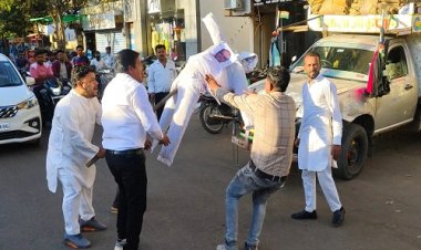 NEWS : मंत्री प्रहलाद पटेल का बयान, और कांग्रेस ने किया विरोध प्रदर्शन, नीमच में इनका पूतला फूंकने का प्रयास, पढ़े खबर